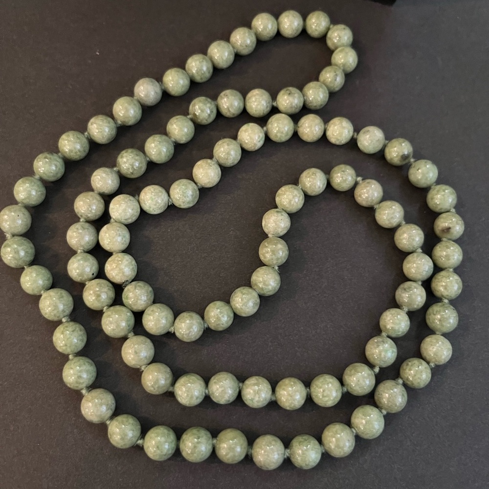 Beautiful African pale apple green jade necklace - Picture 3 of 4